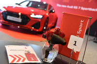 ブリーフィングルームにて記者が案内されたテーブルに、さん然と輝く「1」の札。久々のサーキット取材にすっかりハイになった記者は、会場の富士スピードウェイに一番乗りしてしまった。