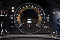 センターメーターのカラーリングは走行モードにより変化する。写真はオフロードモード選択時のもので、スポーツモードでは赤色になる。