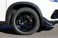 足もとにはリムの成形にスピニング工法を用いたSTI製の18インチホイールを装着。タイヤはノーマルと同じ、ファルケンのオールシーズンタイヤだった。