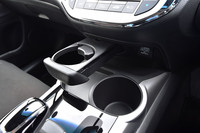 センターコンソールのカップホルダー。助手席側(写真左側)は、リンク状のホルダーを収納すれば小物を入れるトレーとして使える。