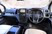 グローブボックスのふたやセンタートレイに木目調パーツを採用するなど、後席が主役のクルマながら運転席まわりの質感も高い。