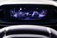 10インチサイズのデジタルヘッドアップインストゥルメントパネルを標準で装備。表示モードを切り替えて、ハイブリッドのエネルギーフロー(写真)や地図を拡大表示することができる。