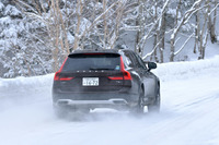 前輪駆動をベースとしたボルボの4WDシステムと「ブリヂストン・ブリザックDM-V2」との組み合わせで、安全なスノードライブを楽しめた。