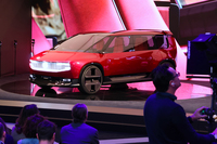 「ルノーE-SPACEコンセプト」。ミニバンの先駆けである「エスパス」(1984年)を電動車用プラットフォーム上に再定義したもの。