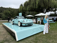 2025年のモントレーカーウイークの「モータースポーツギャザリング」にて披露された、シンガーの最新サービスが顧客の964をレストアして930風に仕上げる「911カレラクーペreimagined by Singer」だ。このサービスの提供予定台数は100台。