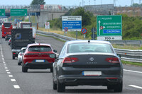 同じくウクライナのナンバーを付けた「フォルクスワーゲン・パサート」。2024年5月。