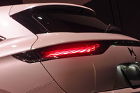 リアコンビランプは、かつてコンセプトカー「DS E-TENSE」で示されたデザインが採用されている。