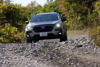 起伏の大きなダート路を走行する「クロストレック ツーリング ウィルダネス」。タイヤを除くと、パワートレインも足まわりの仕様もベース車から変わりない。駆動方式は4WDのみで、FFの設定はなかった。