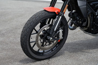 タイヤサイズは前が110/80R18、後ろが180/55R17。舗装路に加えてダートなどの走行も想定した、「ピレリMT60RS」を装着していた。