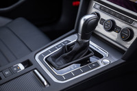 「パサート オールトラックTDI 4MOTION」のトランスミッションは、「DSG」と呼ばれる6段DCT。ステアリングホイールにシフトパドルも備わる。