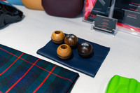 6段MTのシフトノブは数種類のウッドから選べるようになっている。