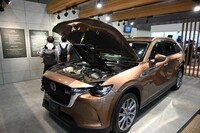 マツダの展示は、最新車種「CX-80」の実車と技術の解説パネルで構成。パワートレインだけでなく、内装などにも多くの人が注目していた。