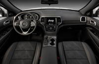 「ジープ・グランドチェロキー」に黒が特徴の限定車の画像