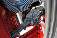 テールゲートのヒンジ。ここの留め具を外すと、テールゲートが180°開口する。