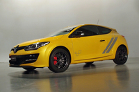 軽量パーツを装備した「ルノー・メガーヌR.S.」の限定車が登場