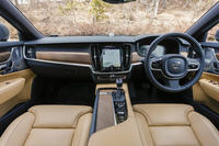 ウッドとクロームとレザーが多用されたインテリアは、フラッグシップモデルにふさわしい高級感を備える。試乗車の室内色はブロンド/チャコール&ブロンド。