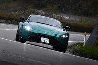 ワインディングロードを駆け抜ける「ヴァンテージ」のMT車。その身のこなしは、まるでライトウェイトスポーツカーのよう。