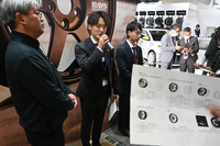 RAYSでは、営業担当者が同社製ホイールの特徴などを解説。また「ホイールの使用期限はあるのか?」「ゆがんでくるとホイールバランスがとれなくなる。そうなったら要交換」「どこで買えばいいのか?」「最寄りのカーショップでかまわない」といった質疑応答も行われた。