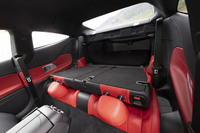 後席の背もたれは45:10:45分割くらいで前に倒せる。これは「CLE220d」の写真。