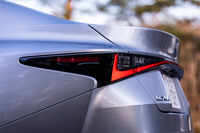 トランクリッドを横から見た様子。エッジの立ったシャープなプレスラインは、トヨタが開発した特許出願中の「寄絞り(よせしぼり)工法」によって実現したものだという。