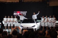 2020年1月10日、東京オートサロン2020において「トヨタGRヤリス」が世界初公開された際のフォトセッション。中央で「ヤリスGR」のドアシルに立つのは、当時の豊田章男 トヨタ自動車社長(左)と、友山茂樹GAZOO Racing Companyプレジデント(右)。