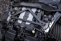 フロントに搭載される5.2リッターV12 DOHC 48バルブ ツインターボエンジンは、最高出力725ps、最大トルク900Nmという実力。トランスアクスル配置された8段ATと組み合わせている。