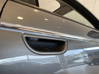 外部からのドアリリースは、ホール上部のボタンに軽く手をかける方式である。