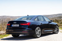 明照寺:「ただ、やっぱりアウディのセダンはリアのスタンスがすばらしいんですよね」
ほった:「試乗会で実車を拝んだんですけど、いわゆる“リア7:3”が、とにかくかっこいいクルマでした」