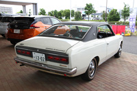 「ローレル ハードトップ2000GX」のリアビュー。赤一色のリアコンビネーションランプは、ウインカーに連動して3連の内側から順に点滅するシーケンシャルフラッシャー機能を持つ。