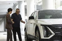 「キャデラック・リリック」に興味津々(しんしん)のかつさんど氏(写真左)と、同車の特徴について語る渡辺敏史氏(同右)。