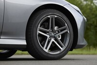 ベースグレードと「バージョンT」の足もとの仕様は、18インチホイールと245/45R18サイズのタイヤ(前後同サイズ)の組み合わせだ。