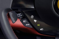 「eマネッティーノ」は電動パワートレインの制御を切り替える機能だ。「イー・ドライブ」は電気のみでの走行モード。「ハイブリッド」は効率重視のノーマルモード。「パフォーマンス」はICEを常時稼働してバッテリーの残量を維持し、いつでもフルパワーが発揮できる状態に保つ“走り重視”のモード。「クオリファイ」はバッテリーの再充電を抑え(=エンジンパワーのすべてを走行に振り分ける)、電気のある限り最大限のパフォーマンスを発揮し続けるモードだ。