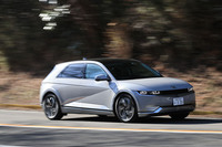 EV専用に開発したという「E-GMP」プラットフォームが採用された「アイオニック5」。前後アクスル間の床下に駆動用のリチウムイオンバッテリーを搭載している。