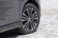 PHEV専用の切削光輝加工とブラック塗装のアルミホイール。タイヤサイズは225/55R19で、試乗車には「ブリヂストン・エコピアH/L422プラス」が装着されていた。