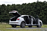 「e-tronスポーツバック」では、スタイリッシュな5ドアハッチバックデザインが採用されている。ボディーサイズは全長×全幅×全高=4900×1935×1615mm、ホイールベースは2930mm。