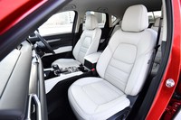 「25T Lパッケージ」のシートは本革仕立て。シートカラーは写真のピュアホワイトのほかにブラックも選べる。