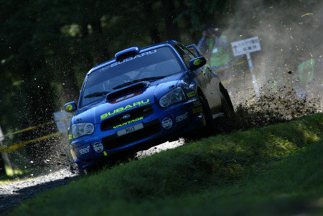 2003年のラリー北海道を走るスバル。ドライバーは、市販車に近いマシンで戦う「PCWRC」にも参戦する、新井敏弘選手。(写真=スバルテクニカインターナショナル)