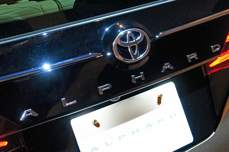 トヨタ・アルファード エグゼクティブラウンジ(トヨタエンブレム&「ALPHARD」ロゴ)