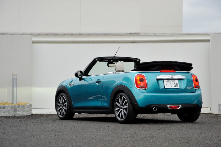 2015年の東京モーターショーで世界初公開された新型「MINIコンバーチブル」。日本では、2016年の3月2日(BMWジャパンいわく「MINIの日」)に発売された。