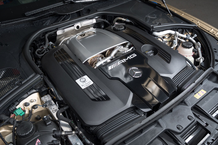 最高出力612PS、最大トルク900N・mを発生する4リッターV8ツインターボエンジン。ベルト駆動のスタータージェネレーターがセットされており、剛性を調整可能なダイナミックエンジンマウントを介して車体に搭載される。