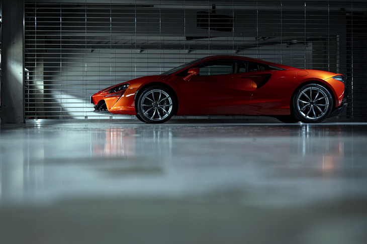 電動パワートレインの搭載による重量増を抑えるべく、車体全体で軽量化を徹底。乾燥重量は1410kg、DIN走行可能重量も1498kg(フルード+燃料90%)に抑えられている。