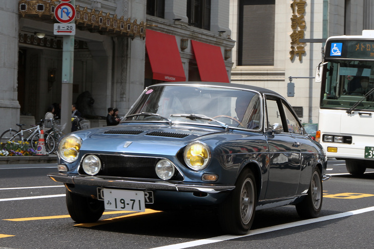 1971年「シムカ1200Sクーペ」。ベルトーネ時代のジウジアーロ作のボディーをまとったフランス製小型クーペ。フロントにラジエーターを持つが、直4 OHVクロスフローの1.2リッターエンジンをボディー後端に積んだリアエンジン車。