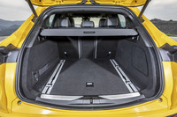 V6エンジンを搭載する「グレカーレ トロフェオ」の荷室容量は570リッター。マイルドハイブリッド搭載車では535リッターとなる。