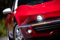 ボディー先端のフロントバンパー上部に固定式のLEDヘッドランプを配置。ターンシグナルランプはバンパーに埋め込まれている。