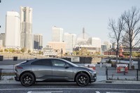 短いオーバーハングに対して長いホイールベースが印象的な、「Iペース」のサイドビュー。低く伸びやかなスタイリングは、フルフラットなアンダーボディーとともに空力性能に貢献する。