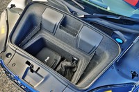 フロントフードの下には容量112リッターのラゲッジスペースが用意されている。