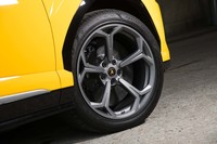 Y字のデザインが採用された22インチアルミホイール。試乗車は「ピレリPゼロ」タイヤが組み合わされていた。