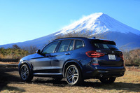 スタイリッシュなSUVでありながら、アプローチアングル25.7度、デパーチャーアングル22.6度、ランプブレークオーバーアングル19.4度といった数値を誇る。ヒルディセントコントロール機能も備わる。