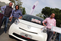 2009年、筆者が住むシエナで行われた自動車イベントにおける「トヨタiQ」。ウィンドウには、『クアトロルオーテ』誌の記事抜き刷りが販促物として置かれている。