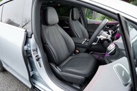 スポーツシートはオプションの「AMGラインパッケージ」によるもので、標準装備は本革のコンフォートシートとなる。